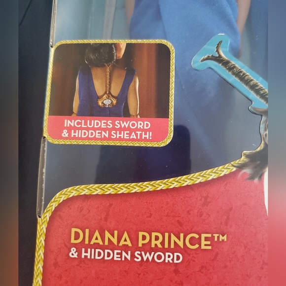 : New Wonder Woman doll Diana prince and hidden sword and holding sheath - Picture 3 of 9